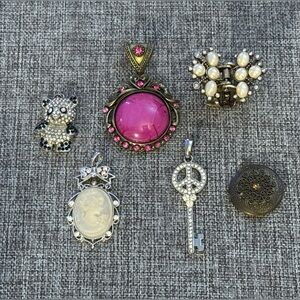 Pendant/costume jewelry lot